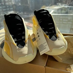 YEEZY 700 V3 "Mono Safflower”